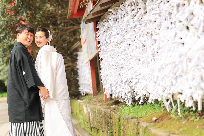 箱根神社で笑顔の新郎新婦