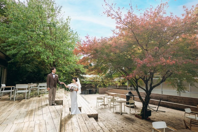 テラスで手を繋ぐ新郎新婦