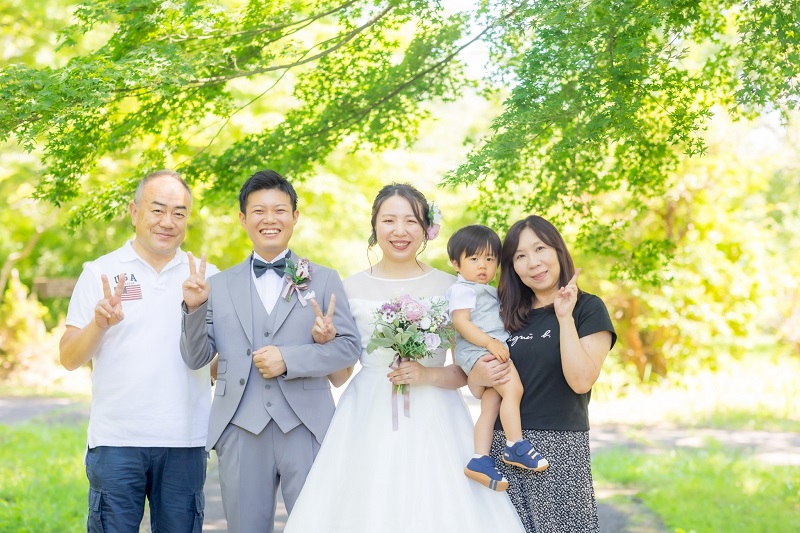 箱根の自然のなかで家族集合写真