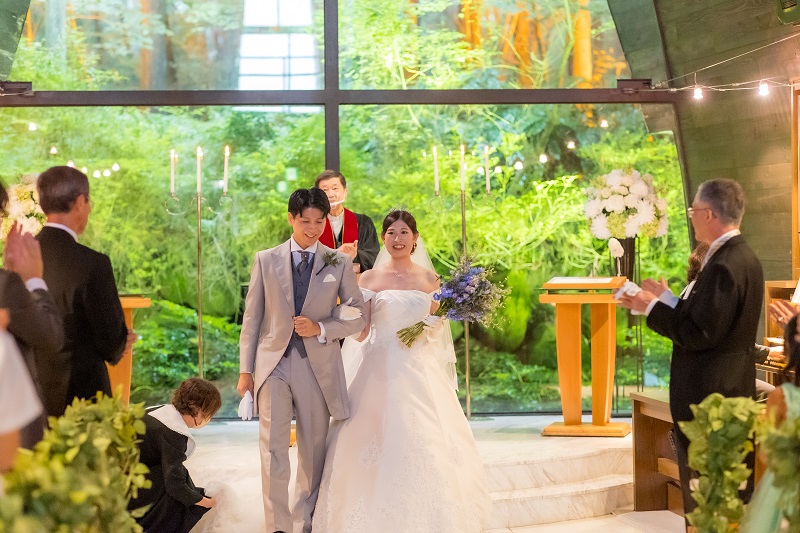 箱根の森高原教会の結婚式退場