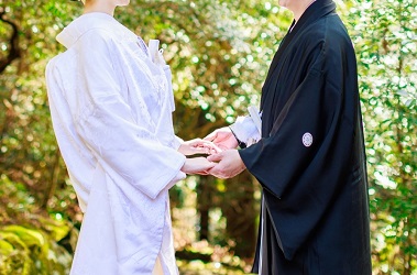 手を繋ぐ和装姿の新郎新婦