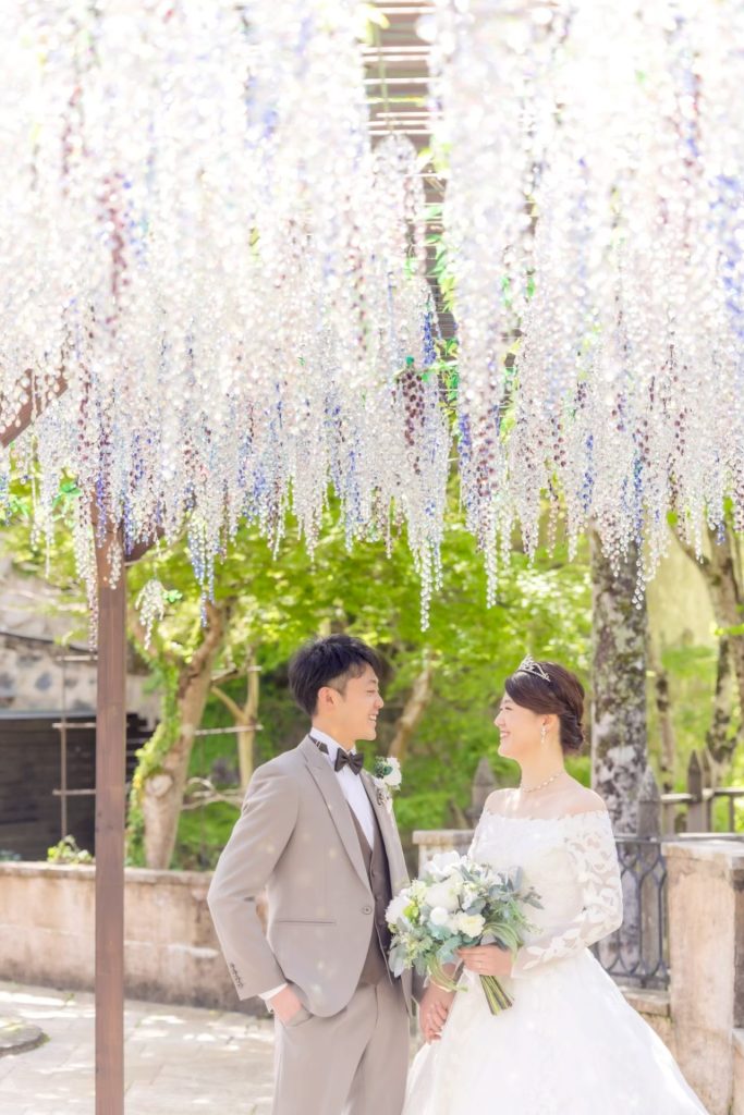 ガラスの藤の花と新郎新婦