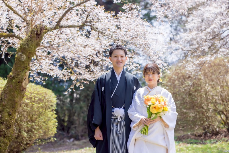桜の前で和装姿の新郎新婦