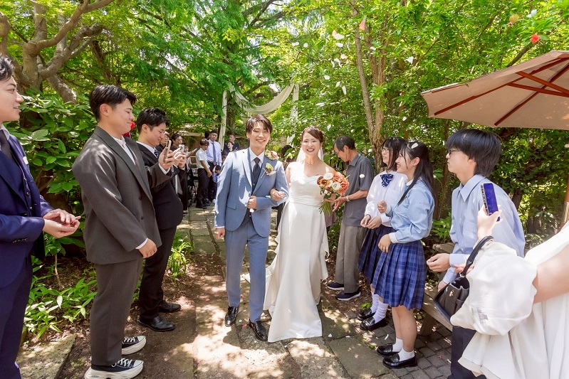 ゲストの祝福に見守られながらの退場シーン