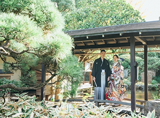葉山の日影茶屋の庭園で和装の新郎新婦