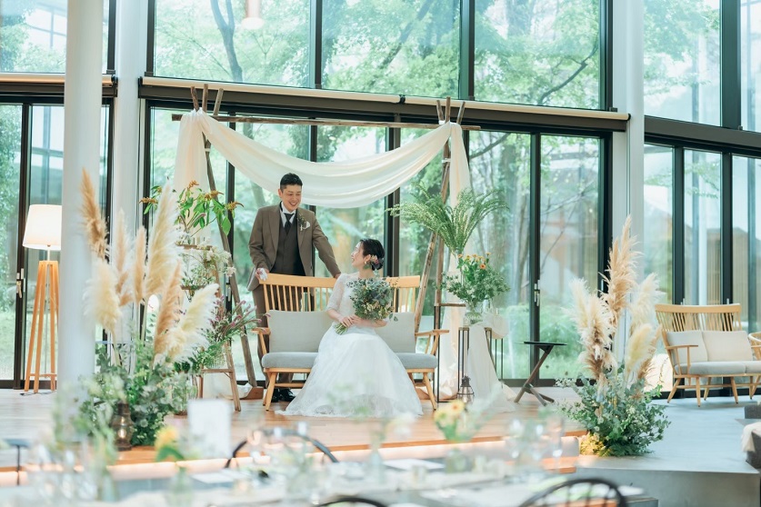 微笑み合う新郎新婦